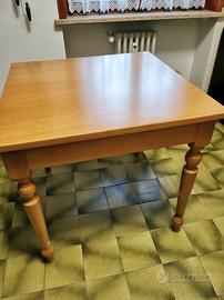 tavolo quadrato in legno