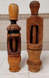 2 VECCHIE TAPPATRICI MANUALI IN LEGNO VINTAGE 