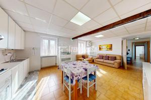 TRILOCALE CON DOPPI SERVIZI E BOX IN CENTRO