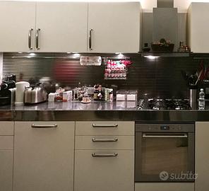 Cucina Boffi con elettrodomestici e cappa Faber