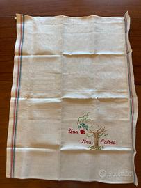 Strofinaccio "Una tira l'altra". Cm 73 x 56.