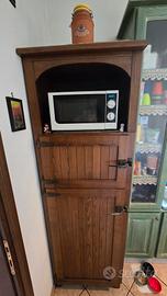Mobile artigianale con frigo a incasso.