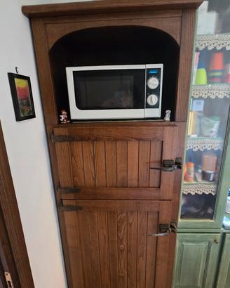 Mobile artigianale con frigo a incasso.
