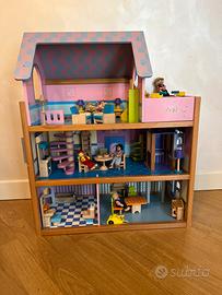 casa delle bambole fatta a mano in legno