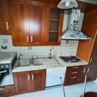 Cucina completa con tavolo e sedie