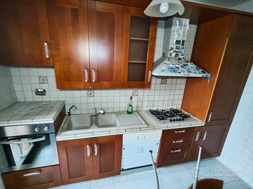 Cucina completa con tavolo e sedie