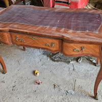Scrivania antica in legno con piano in pelle