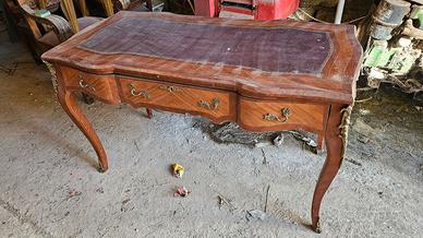 Scrivania antica in legno con piano in pelle