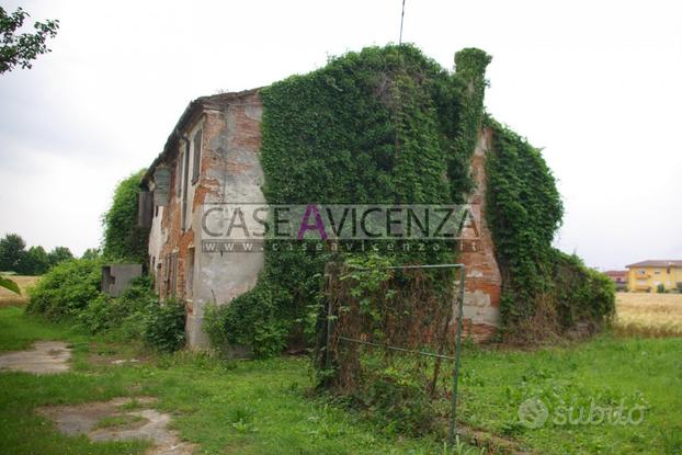 RUSTICO DA RISTRUTTURARE CON GIARDINO PRIVATO