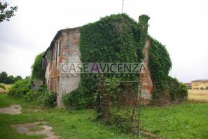 RUSTICO DA RISTRUTTURARE CON GIARDINO PRIVATO
