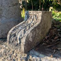 Due mensole in pietra arenaria gialla