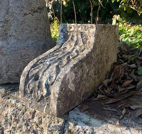 Due mensole in pietra arenaria gialla