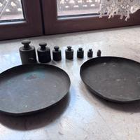 Piatti di ottone e pesi per bilancia antica