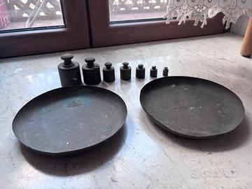 Piatti di ottone e pesi per bilancia antica