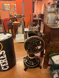 affettatrice Berkel mod 3 nera con piedistallo