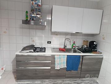 Cucina con lavabo piano cottura e forno