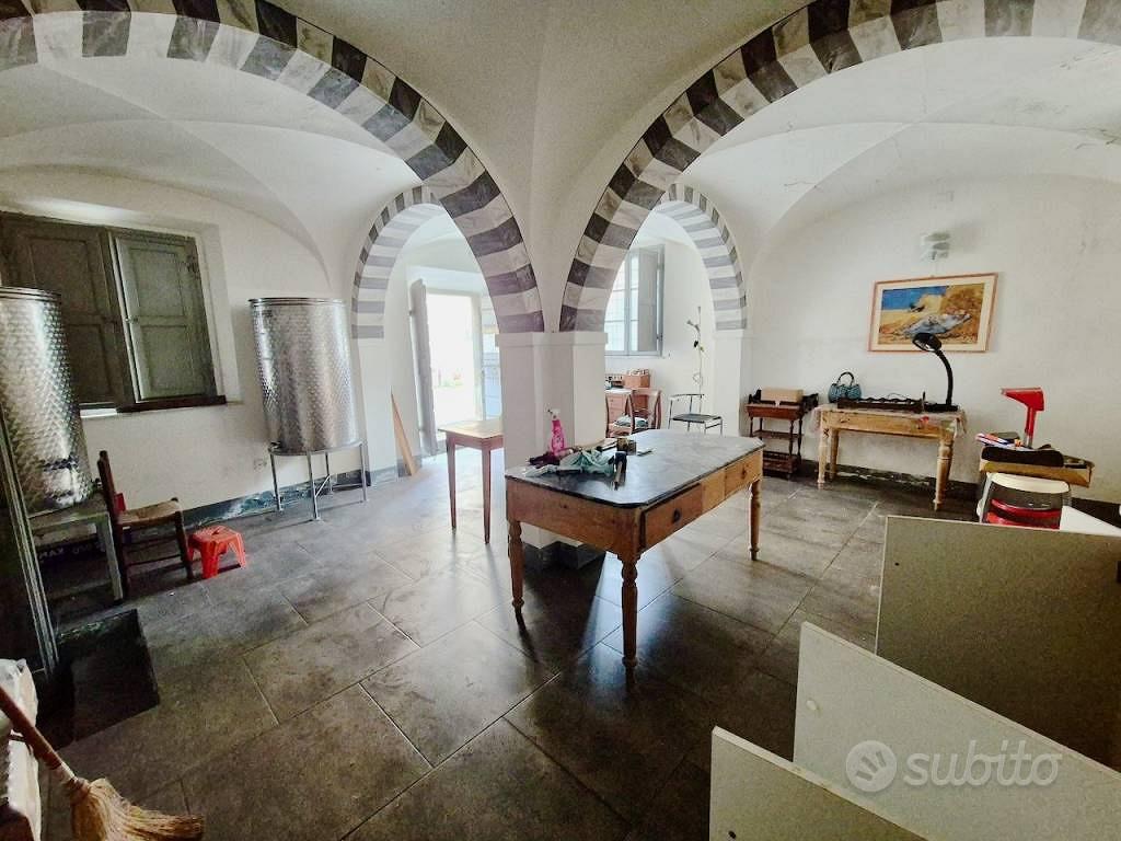Rustico / Casale di 370 m² con più di 5 locali a C - Vista 3