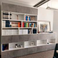 Libreria moderna su misura in stile minimal