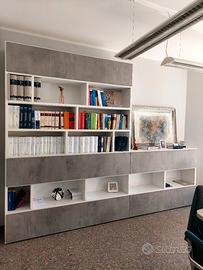 Libreria moderna su misura in stile minimal