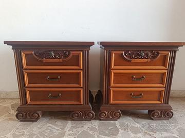 Comodini antichi in legno massello