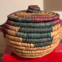 Cesto africano con coperchio