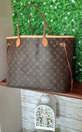 Borsa a spalla della Louis Vuitton modello Neverfu