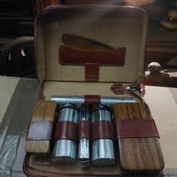 Custodia in pelle con set da viaggo