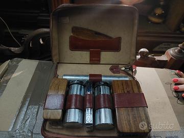 Custodia in pelle con set da viaggo