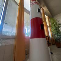 Faro nautico in legno con lampada funzionante