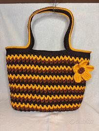 Borsa a spalla grande marrone senape con fiore