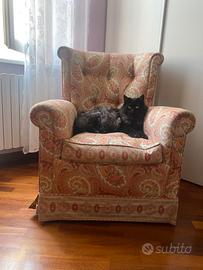 Graziosa poltroncina in tessuto fantasia Cachemire