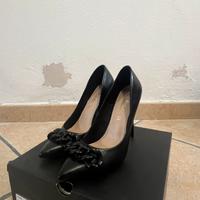 scarpe nere col tacco e dettaglio a catena