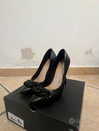 scarpe nere col tacco e dettaglio a catena