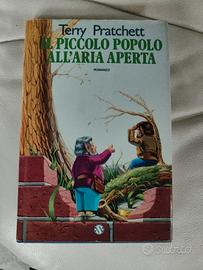 "Il piccolo popolo all'aria aperta"diTerry Prat