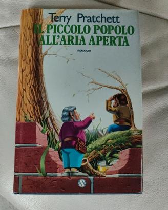 "Il piccolo popolo all'aria aperta"diTerry Prat
