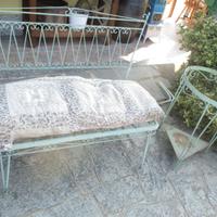 panchina e tavolino vintage