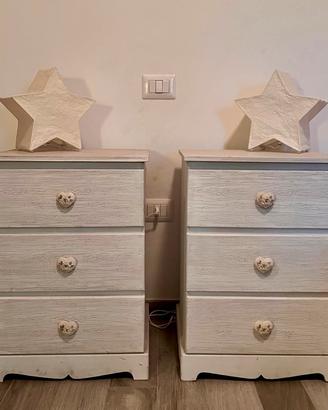 Coppia di comodini shabby chic e lampade abat jour