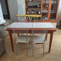 Set Tavolo in Legno + 4 Sedie con Cuscini 