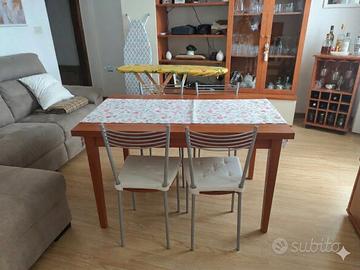 Set Tavolo in Legno + 4 Sedie con Cuscini 