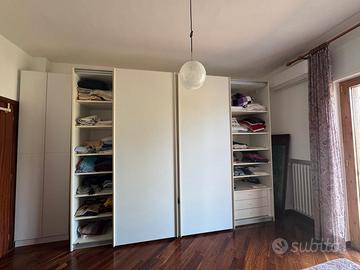 Elegante Armadio in legno massello con ante scorre