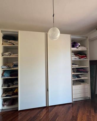 Elegante Armadio in legno massello con ante scorre