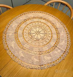 Tovaglia o centrotavola grande all'uncinetto