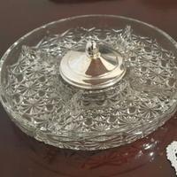 Piatto da portata a scomparti in vetro cesellato.