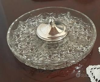 Piatto da portata a scomparti in vetro cesellato.