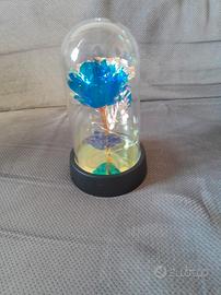 rosa piccola in ampolla di plastica multicolore a 