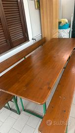 Tavolo con panche da giardino