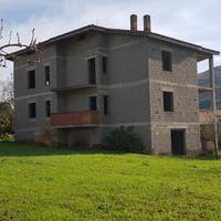 Casa bifamiliare indipendente con ampio giardino