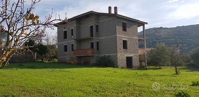 Casa bifamiliare indipendente con ampio giardino