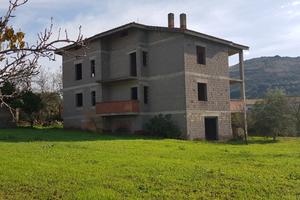 Casa bifamiliare indipendente con ampio giardino