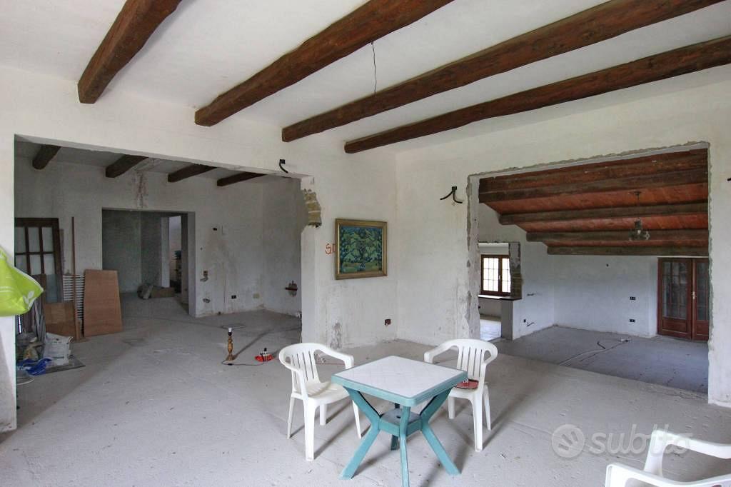 Rustico / Casale di 415 m² con più di 5 locali a R - Vista 5
